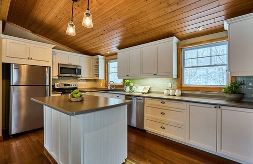 Novar Cottage | Palette Lake Lodge - Secluded & Modern lakefront cottage