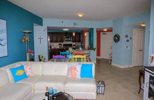 Galveston Condo | Palisade Palms, Cheerful, Modern Condo with Private Patio and Beachfront Access