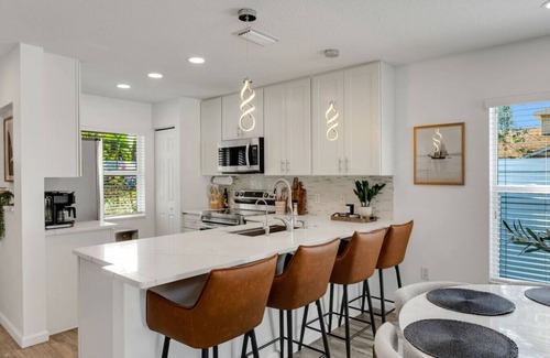 Alta Vista House | Palm Breeze Luxury * With E-Bikes & Heated Pool!*