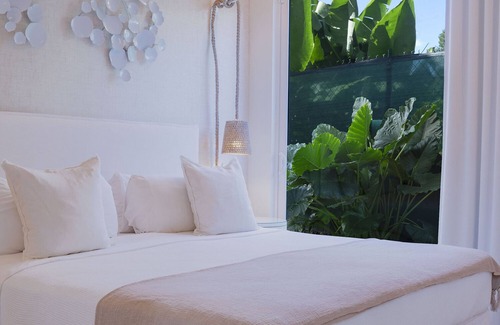 Mount Standfast Hotel | Palm Grove Villas & Hotel