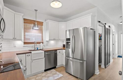 Arlington Park House | Palm Haven Heated pool and patio near downtown