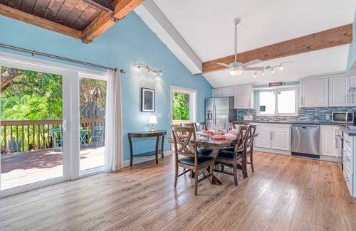 Bay Isle House | Palm Paradise - Pet Friendly Home on Siesta Key w/Large Heated Private Pool & Outdoor Area!
