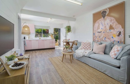 Bateau Bay Villa | Palm Springs Oasis, short walk to Shelly Beach