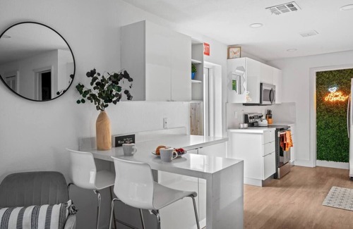 Central Oakland Park House | Palm Vista House – Your Ultimate Work Hard Play Hard South Florida Escape!