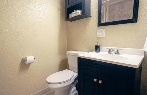 Southwest Apartment | Palm Wave Says - Cozy - 2 Jacuzzis - Quiet Street