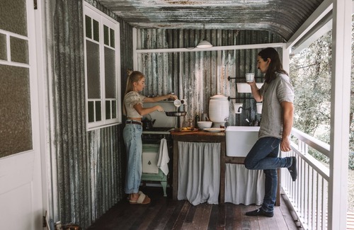 Austinville Cabin | Palmer&Gunn -Wee Tiny- Hot Tub by the creek