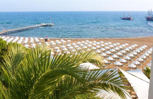 Side Resort | Paloma Perissia