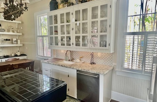 Galveston Cottage | Pamela's Paradise! East End Historical Home
