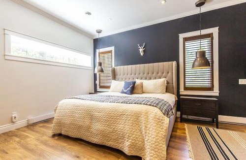 Swiss Meadows Ski Chalet | Panoramic-Blue Mountain-Balcony-Sauna-Backyard-King