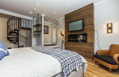 Swiss Meadows Ski Chalet | Panoramic-Blue Mountain-Balcony-Sauna-Backyard-King
