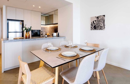 South Yarra Apartment | Panoramic City & Bay Views: Luxury Fawkner Stay