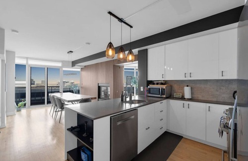Cabbagetown South Hotel | Panoramic CN Tower View - Amazing 3BR - Free Parking
