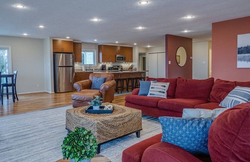 Town of Torrey House | Panoramic lake view retreat with firepit! Centrally located on Wine Trail!