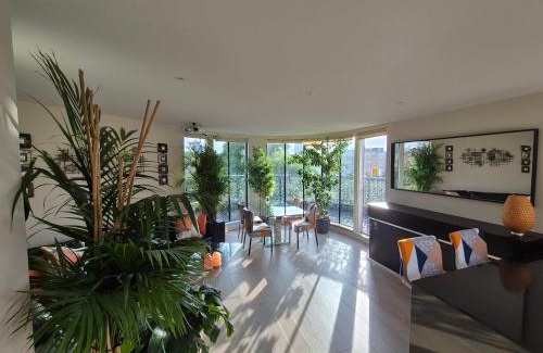 Clapton Apartment | Panoramic Pondview Penthouse