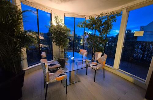 Clapton Apartment | Panoramic Pondview Penthouse