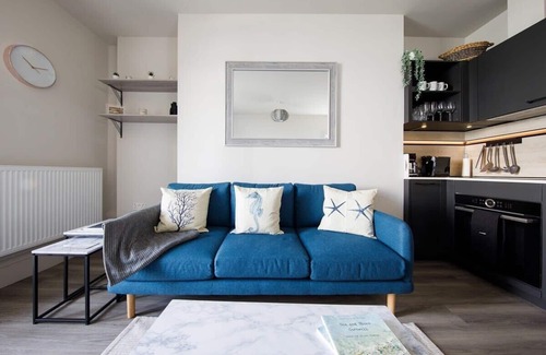 Bognor Regis Apartment | Panoramic sea views in beachfront apt w/balcony