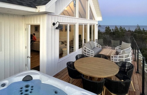 Hunts Point House | Panoramic Seaside Escape