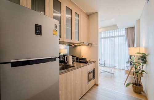 Khlong Toei Condo | Panoramic 2BR near Ekkamai with Infinity Pool