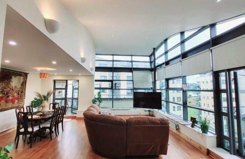Blackrock Apartment | Panoramic Two-bedroom Penthouse