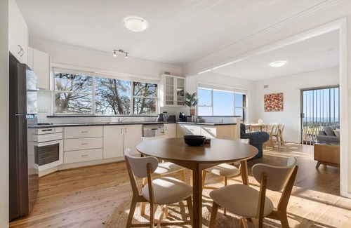 Canobolas House | Panoramic Views on Pinnacle - 3 Bedroom Farm Stay