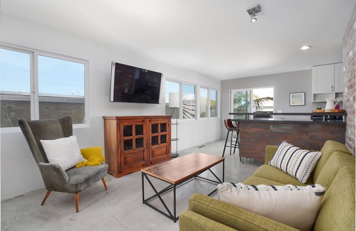 The Strand House | Panoramic Views from Malibu to Palos Verdes and Catalina. Short walk to Strand.
