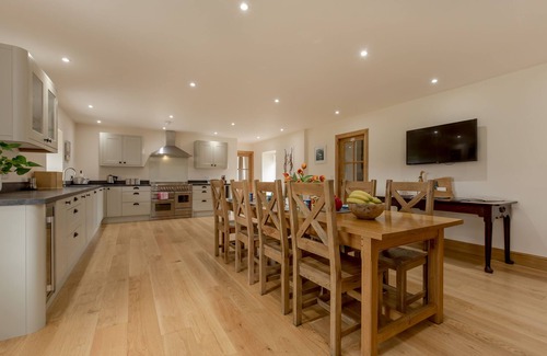 Mauchline Cottage | Pant Farmhouse - a house that sleeps 12 guests in 6 bedrooms