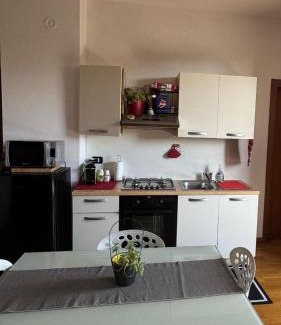 Seregno Apartment | Pantone Cremisi-Seregno Center