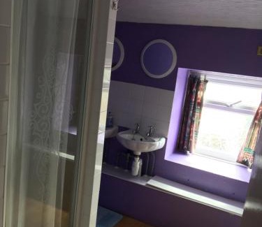 Llanybri Hostel | Pantyrathro International Hostel