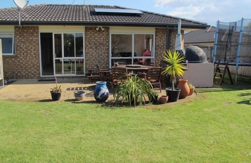 Papamoa Beach House | Papamoa Holiday Home. 6 minute walk to beach, avail Xmas and New Year 2024-2025
