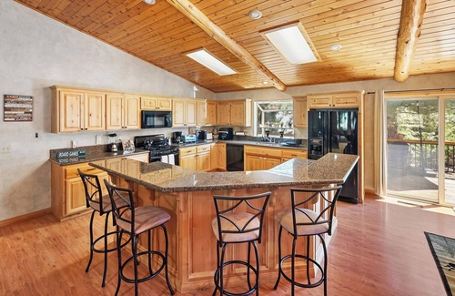 Eagle Mountain Estates Cabin | Papas's Lodge By Destination Big Bear:Pet Friendly! Close to the Lake! Central A/C! 2 En-Suite Bedrooms! Hot Tub!