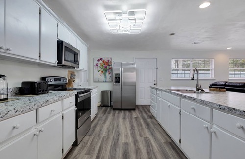 Tallahassee House | Paradise at Tallahassee - 4BR/2Bathrooms