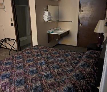Red Lake Falls Hotel | Paradise Falls Motel & Liquor LLC