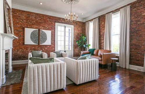 Natchez Apartment | Paradise Loft, 3 Bedroom King Beds, Heart of Downtown, Full Kitchen & Wet Bar, Streaming TV