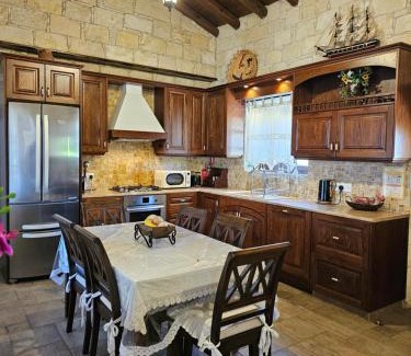 Maroni House | Paradise Traditional House