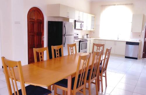 Paramaribo Villa | Paramaribo Villa Near Vibrant District incl Kitchen Household Service