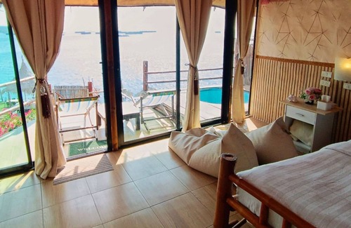Tha Thaewawong Hotel | Paree Hut Resort Koh Sichang