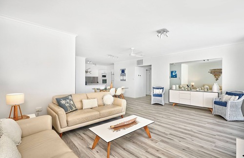Palm Cove Apartment | Paringa Beachfront Apartment 7 with Ocean Views