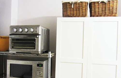 Parkdale Hotel | Parkdale Pad nA close walk to BudStage & the Waterfront.nPet friendly!