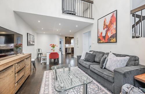 Church and Wellesley Villa | Parking! 5BR House! 10min Walk to Eaton Center! 7min Walk to YongeDundas Subway Station!