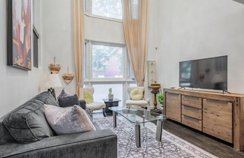 Church and Wellesley Villa | Parking! 5BR House! 10min Walk to Eaton Center! 7min Walk to YongeDundas Subway Station!