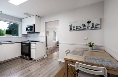 Skokie Condo | PARKING, BALCONY near NAPA, UNIVERSITIES, RAVINIA, GOLFING & TRAIN to CHICAGO
