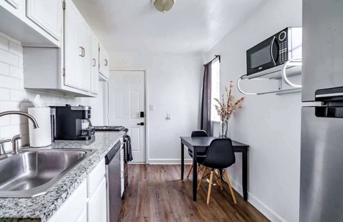 Victorian Village Apartment | Parking Free - PRIME Location – Over 4,500 Reviews