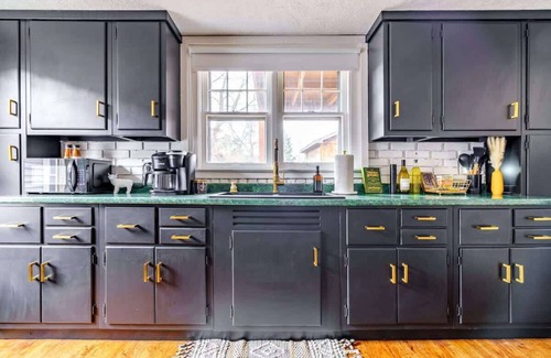 Chillicothe House | Parking Free - Top Rated - PRIME Location - CLEAN