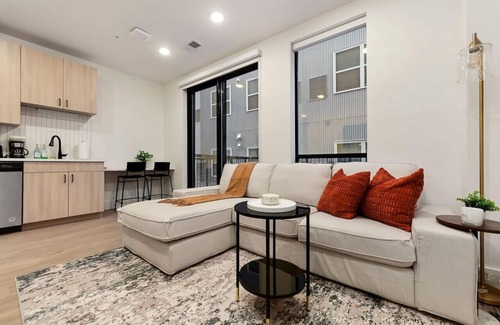 East Liberty Apartment | PARKING+HULU+GYM Near Universities|Shopping|UPMC