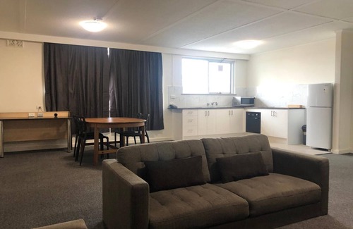 Kingsbury Hotel | Parkside Inn Motel
