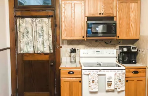 Beardstown Apartment | Parkview Beardstown Home with a View 3-Bedroom, WiFi, A/C, Full Kitchen & Dining