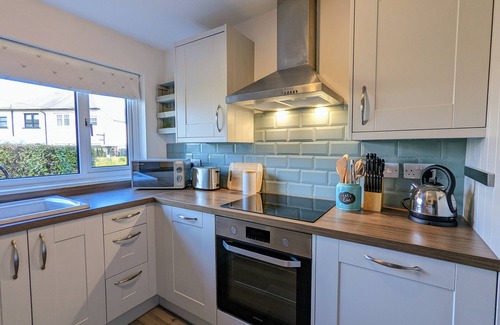 Carnoustie Cottage | Parkview Cottage - Beautiful terraced bungalow with cosy fireplace