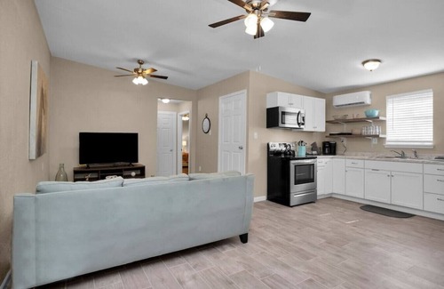 Conroe House | Parkway Apartment 2BR · 2-Br Guesthouse on 6 Peaceful Acres