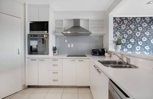 Parnell Apartment | Parnell Vista 2BR Apartment with Seaview
