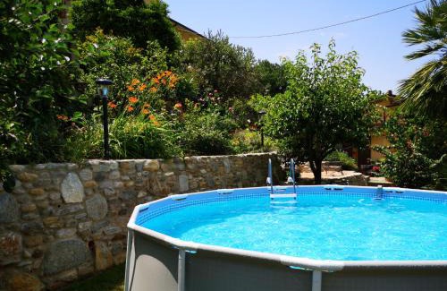 Strettoia House | Parte di casa con giardino e piscina